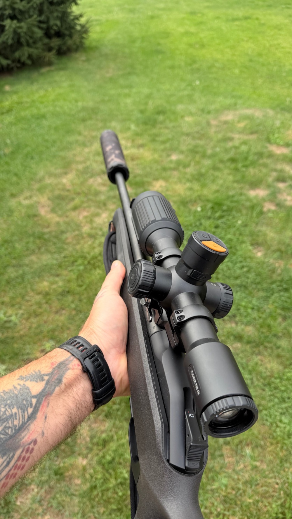 RIX Tourer T50 4K na Blaseru R8 při pohledu shora, ovládací tlačítka na věžičce
