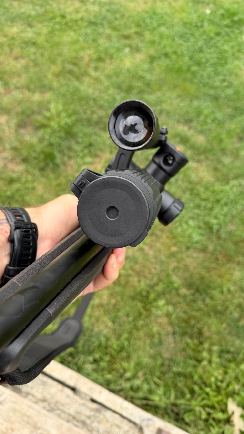 Přísvit na držáku nad objektivem RIX Tourer T50, vedle věžičky s laserovým dálkoměrem