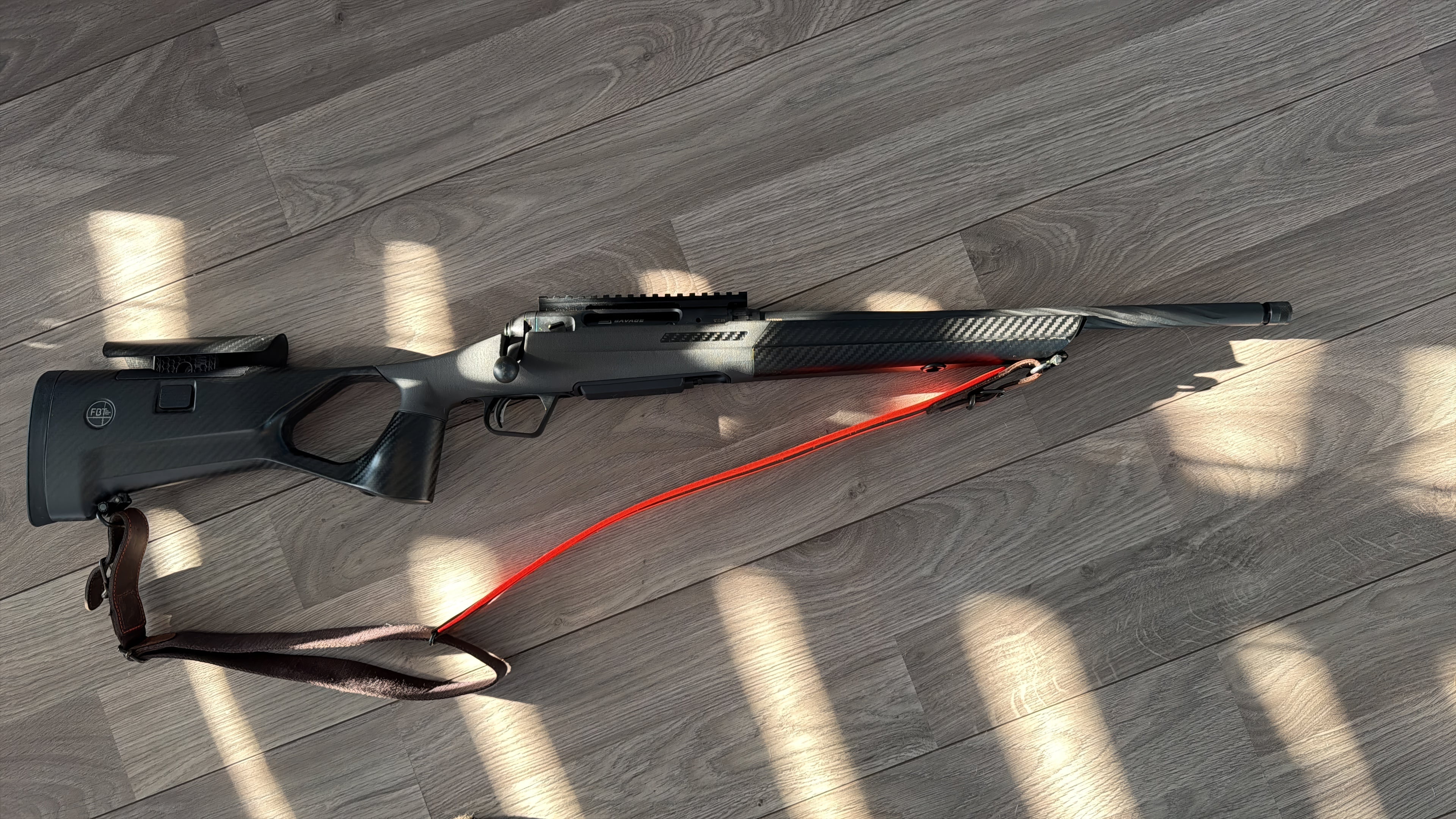 Savage 110 FBT Hunter — karbonová pažba, žebrovaná hlaveň MATCH, logo FBT na lícnici