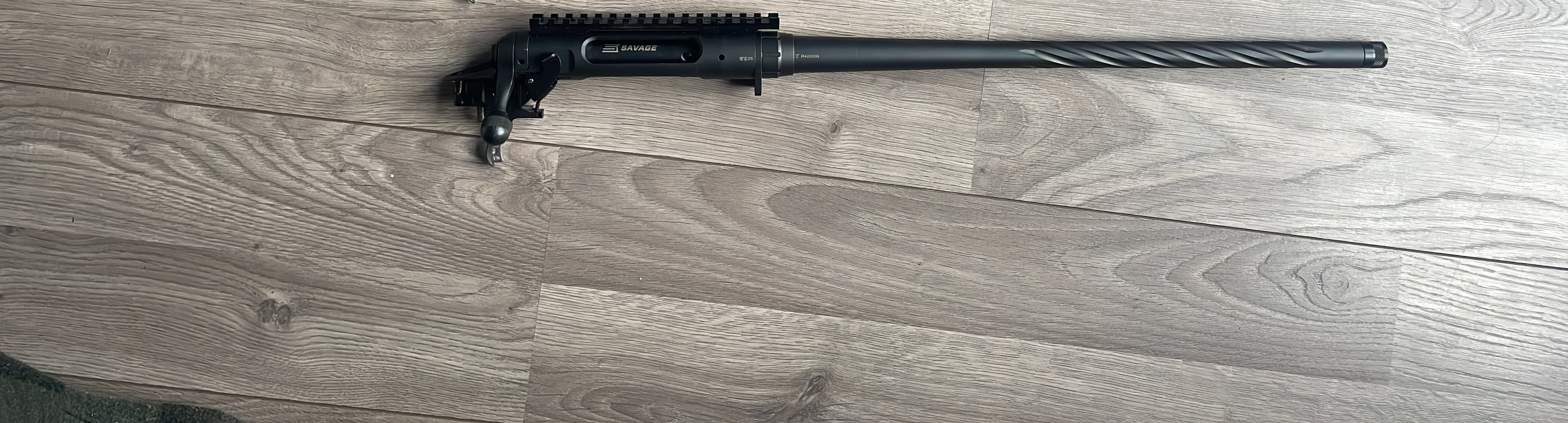 Detail žebrované hlavně a pouzdra Savage 110 FBT Hunter s nápisem SAVAGE