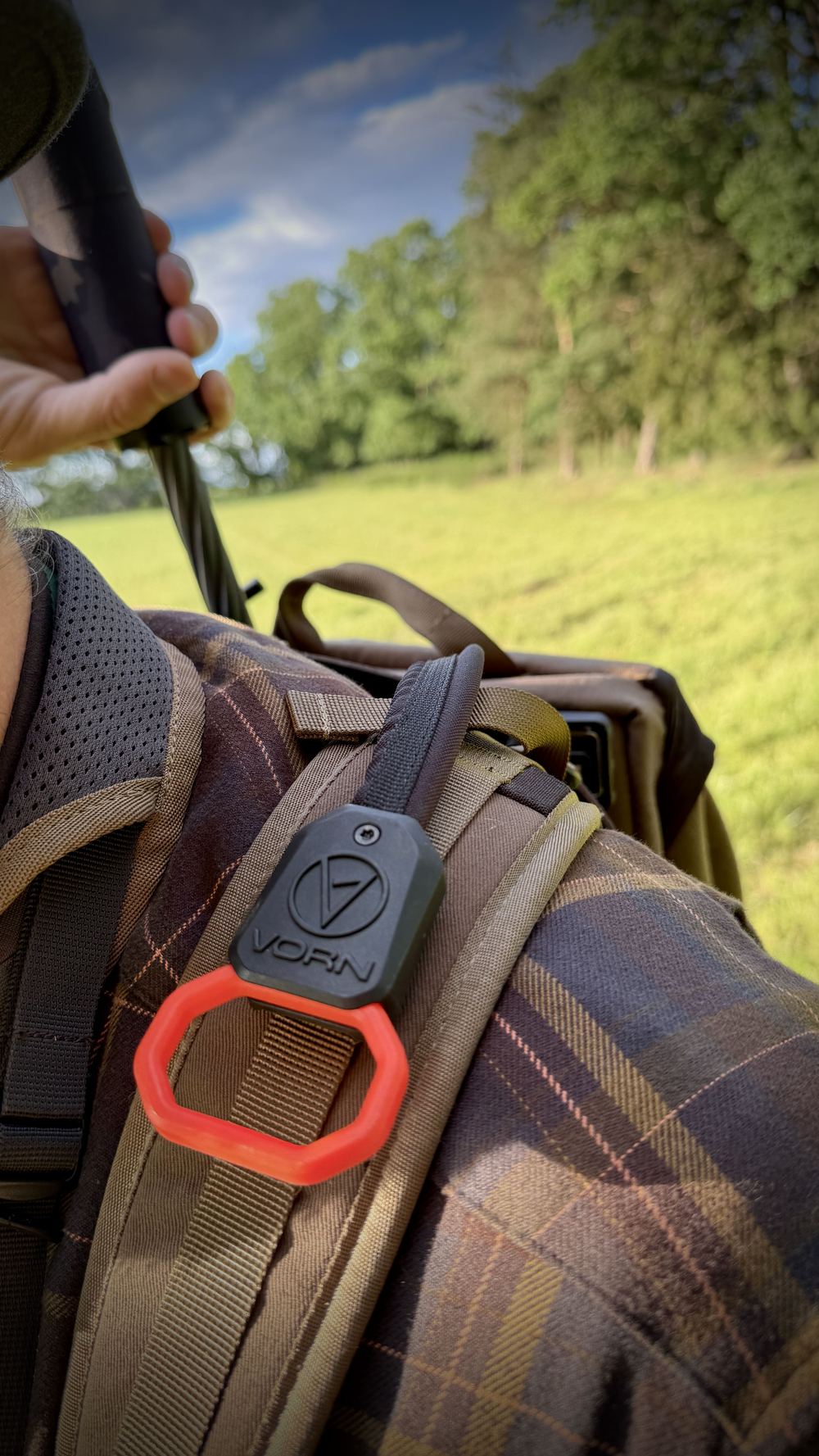 Detail karabinky a poutka na popruhu batohu VORN EV30